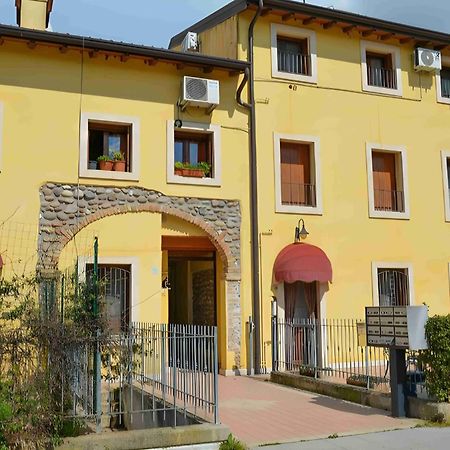 Апартаменты Casa Vacanze Raggio Di Sole Валеджо-суль-Минчо Экстерьер фото